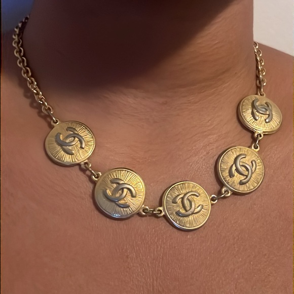 CHANEL Vintage 1980s Medaillon Gold Tone Necklace - Picture 7 of 7